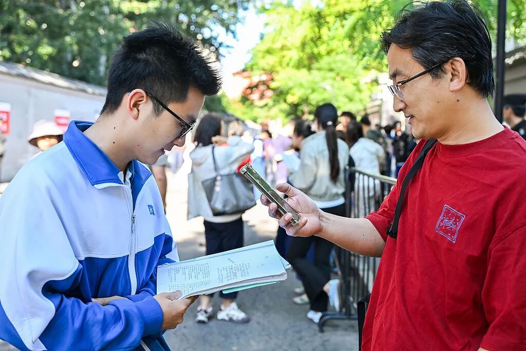 高考首日,这些瞬间让人印象深刻 高考首日,这些瞬间让人印象深刻