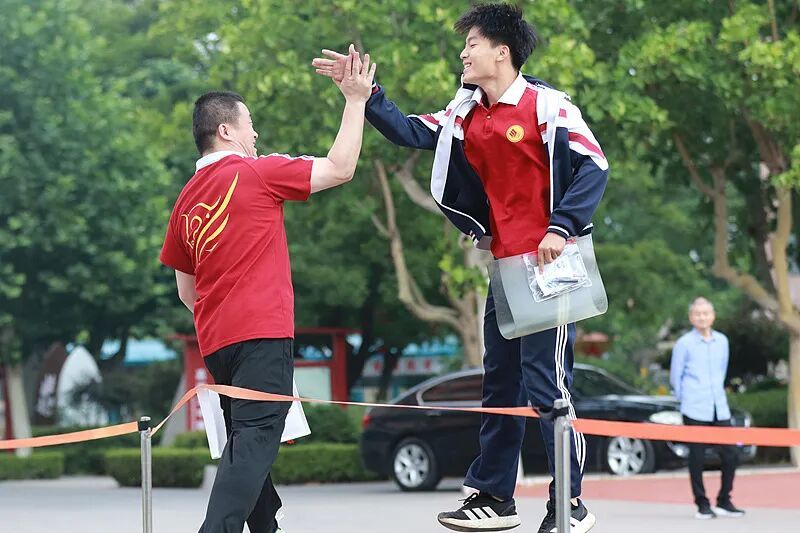 高考首日,这些瞬间让人印象深刻 高考首日,这些瞬间让人印象深刻