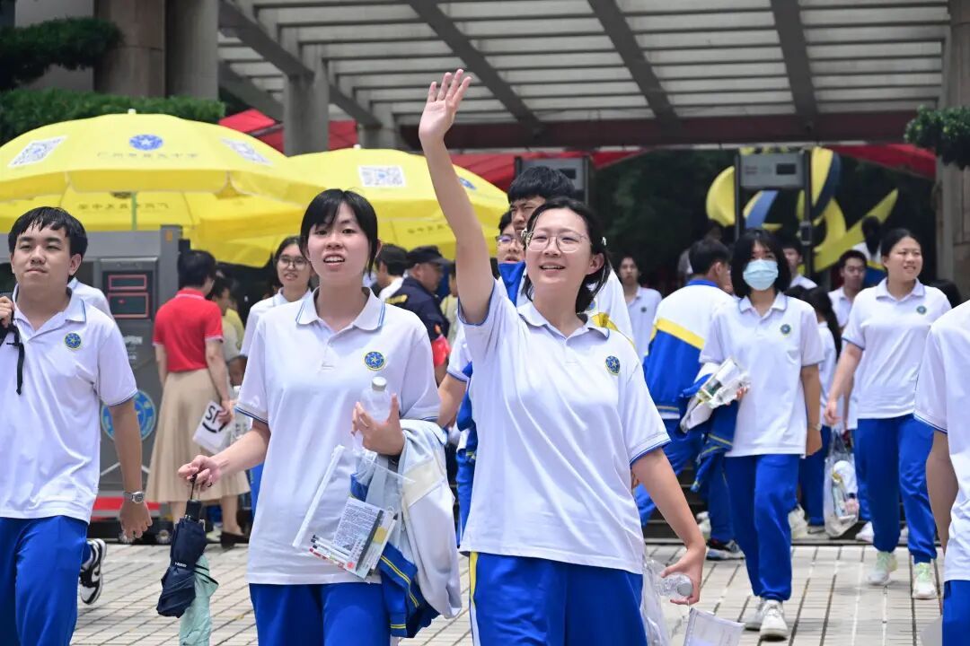 2026广东高考作文题解析来了！广州考生出考场这样评价，网友：格局一下打开了