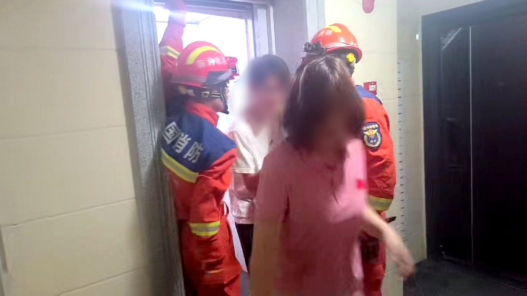 高考考生被困小区电梯,救援力量迅速抵达 高考考生被困小区电梯,救援力量迅速抵达