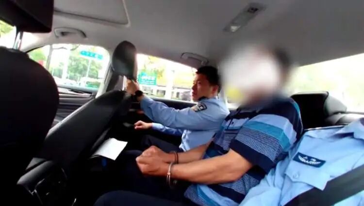 上海一车主为省停车费将车停在无人看管的河边草坪,一周后车不见了! 上海一车主为省停车费将车停在无人看管的河边草坪,一周后车不见了!