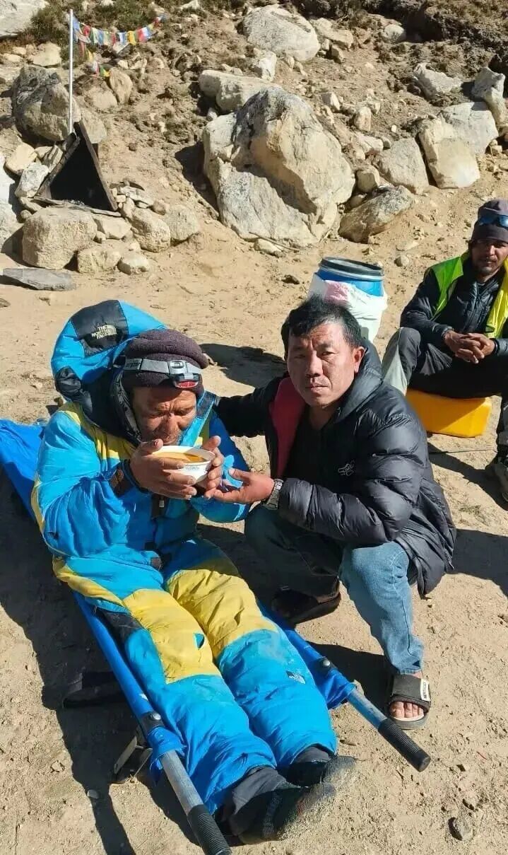 52岁珠峰向导失联近一周后奇迹生还：氧气耗尽、跌入冰缝，靠啃冰块等顽强求生