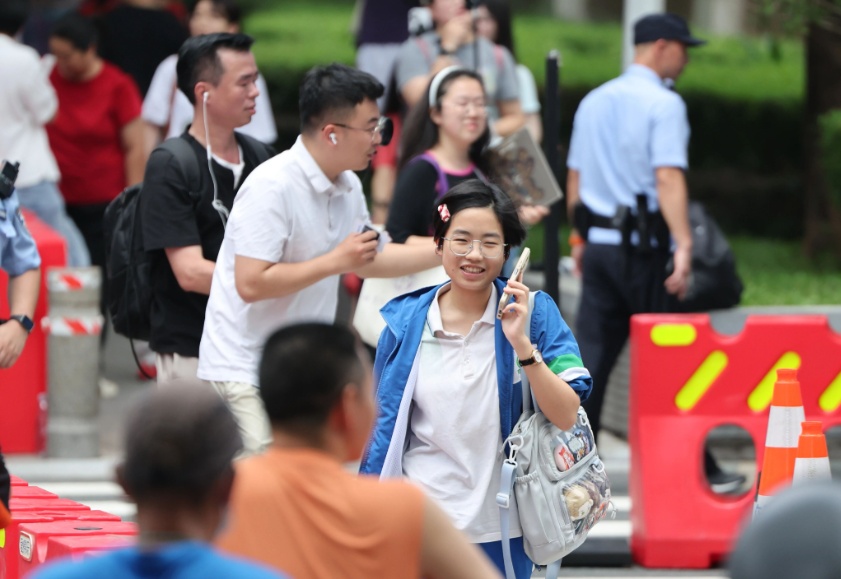 2026广东高考作文题解析来了！广州考生出考场这样评价，网友：格局一下打开了