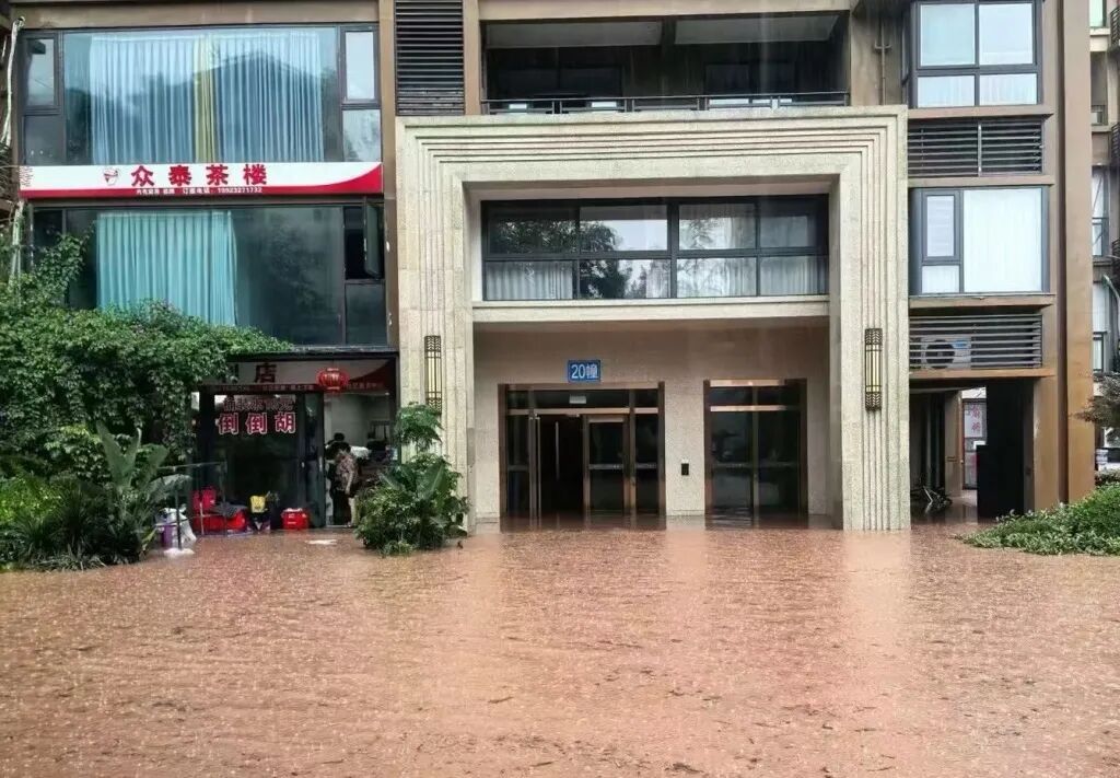 重庆合川暴雨致多街镇内涝：当地正救援，高考考点暂未受影响