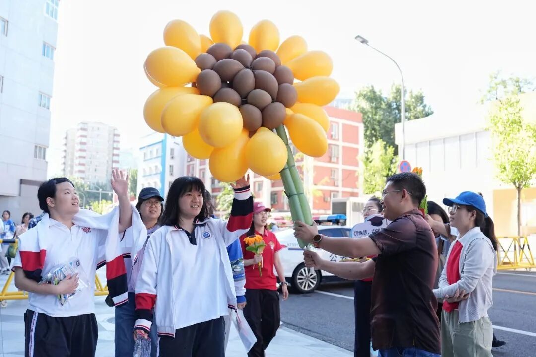 高考首日,这些瞬间让人印象深刻 高考首日,这些瞬间让人印象深刻