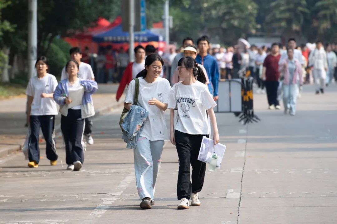 高考首日,这些瞬间让人印象深刻 高考首日,这些瞬间让人印象深刻