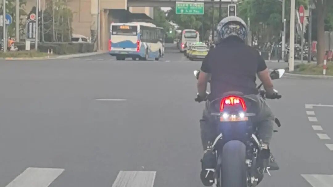 一辆“浙E”牌照摩托车,牵出四项严重违法!上海警方查获驾驶人曹某某 一辆“浙E”牌照摩托车,牵出四项严重违法!上海警方查获驾驶人曹某某