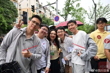 第一批拿着向日葵送考的家长来了 第一批拿着向日葵送考的家长来了