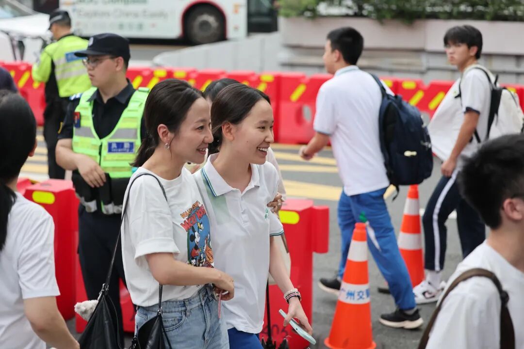 2026广东高考作文题解析来了！广州考生出考场这样评价，网友：格局一下打开了