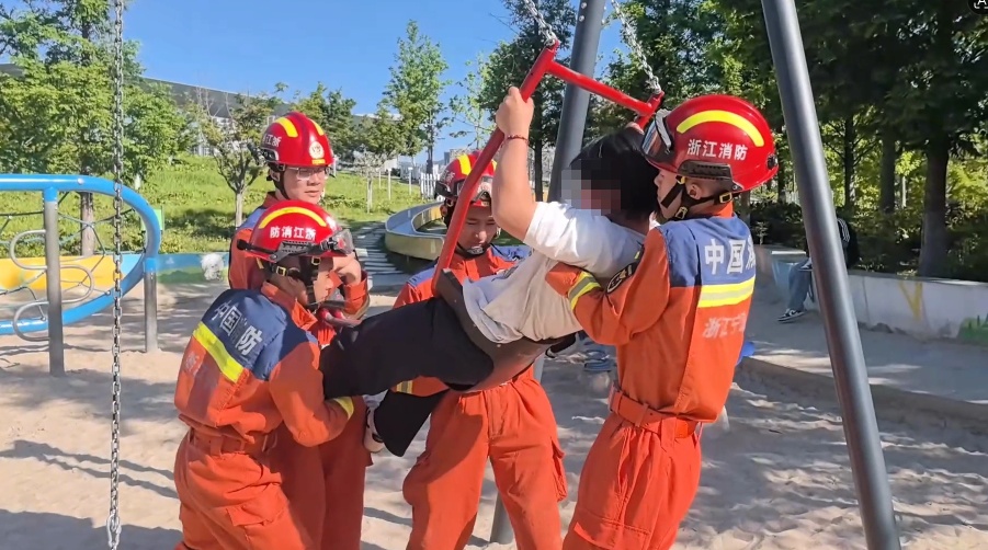 13岁女孩被卡后,同伴当场“诉苦”:这秋千有“前科”! 13岁女孩被卡后,同伴当场“诉苦”:这秋千有“前科”!