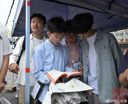 第一批拿着向日葵送考的家长来了 第一批拿着向日葵送考的家长来了