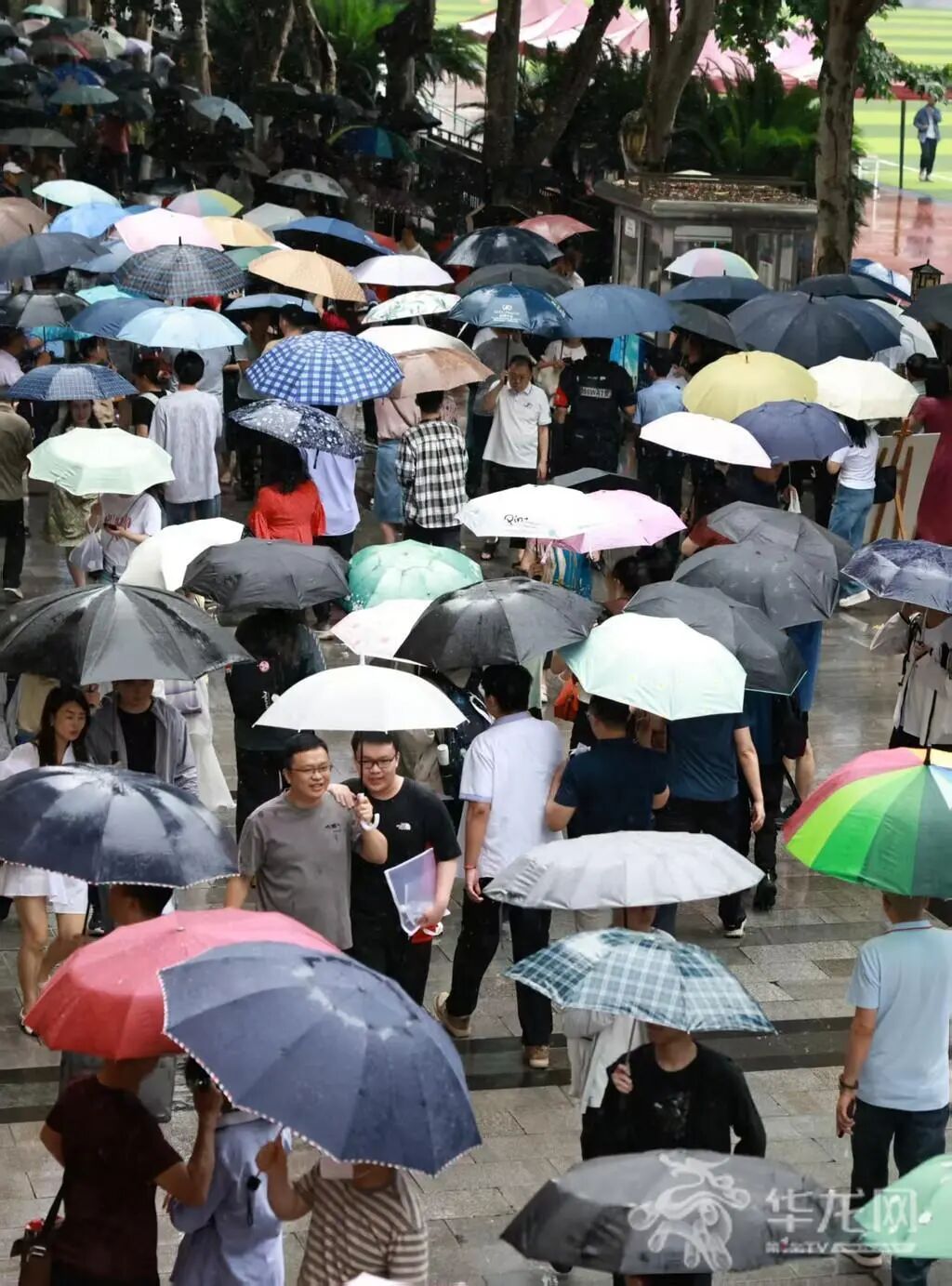 今日重庆多地大到暴雨,降雨结束就在→ 今日重庆多地大到暴雨,降雨结束就在→