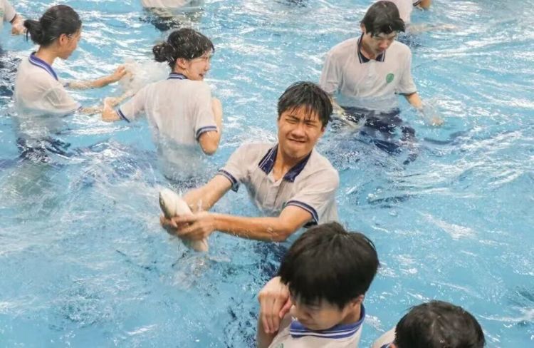 广东一中学举行摸鱼比赛,初三学生集体下水,抓到的鱼直接煮了吃 广东一中学举行摸鱼比赛,初三学生集体下水,抓到的鱼直接煮了吃