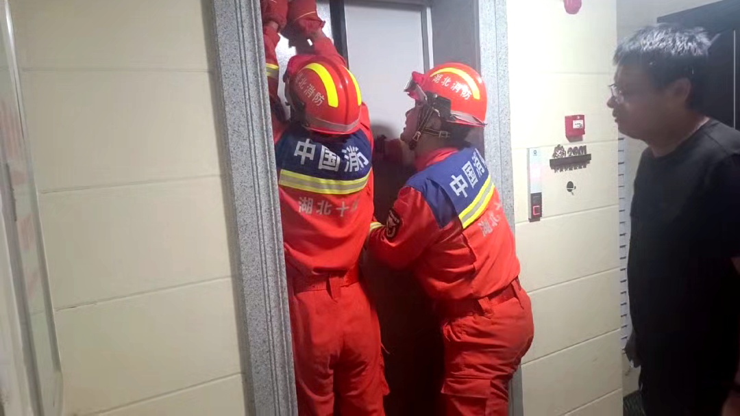 高考考生被困小区电梯,救援力量迅速抵达 高考考生被困小区电梯,救援力量迅速抵达