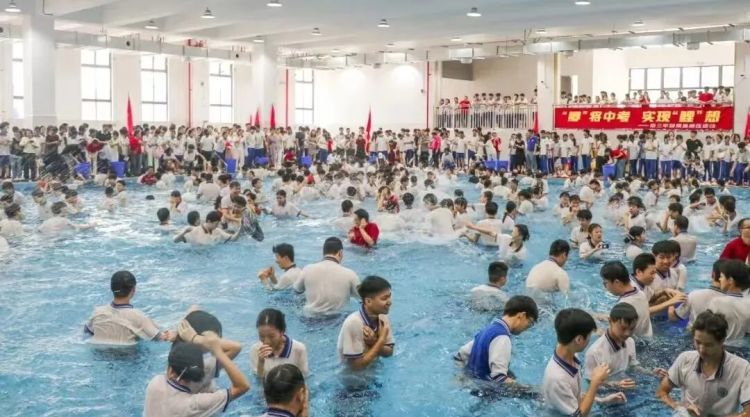 广东一中学举行摸鱼比赛,初三学生集体下水,抓到的鱼直接煮了吃 广东一中学举行摸鱼比赛,初三学生集体下水,抓到的鱼直接煮了吃