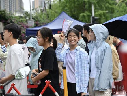 第一批拿着向日葵送考的家长来了 第一批拿着向日葵送考的家长来了