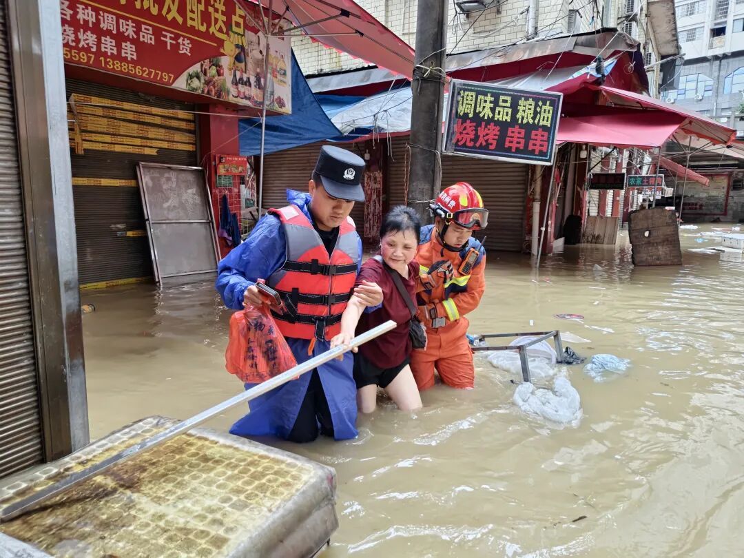 暴雨突袭！松桃公安奋战防汛救援一线