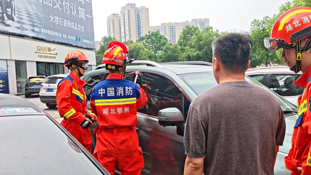 “车窗虽破,但也祝你乘风破浪!” “车窗虽破,但也祝你乘风破浪!”