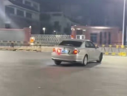 男子凌晨在高考考点外漂移制造轰鸣声，警方：拘留10天，并处罚款
