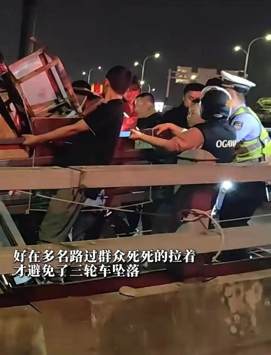 合肥一跨河大桥突发,众人冲了上去 合肥一跨河大桥突发,众人冲了上去