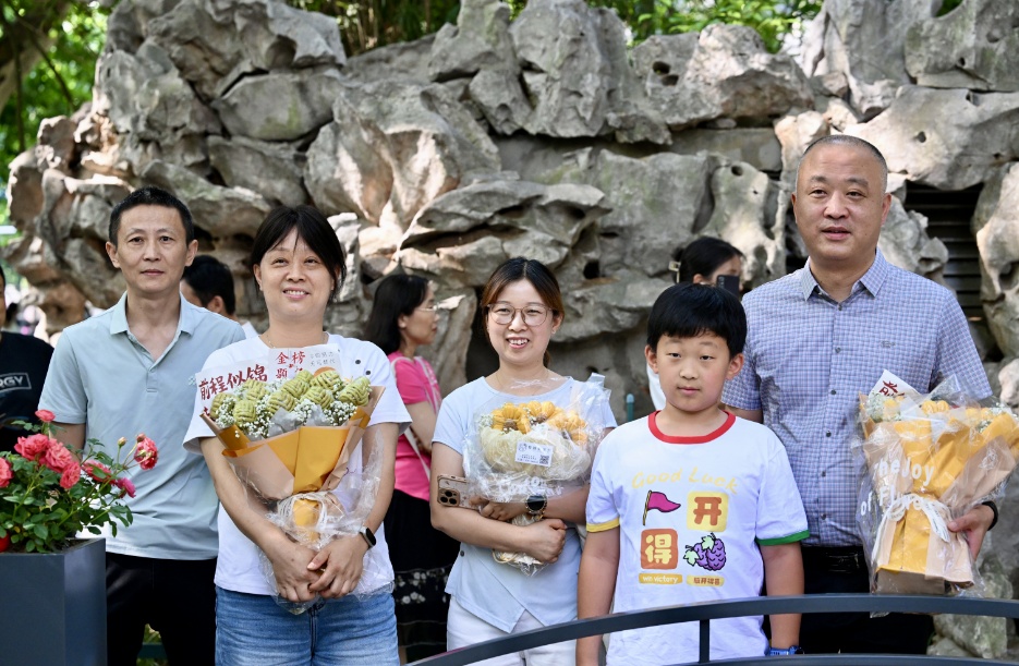 南京一高考生姑姑手搓馒头花束为侄女加油,寓意“一举夺魁必高中”:既好看又好吃 南京一高考生姑姑手搓馒头花束为侄女加油,寓意“一举夺魁必高中”:既好看又好吃