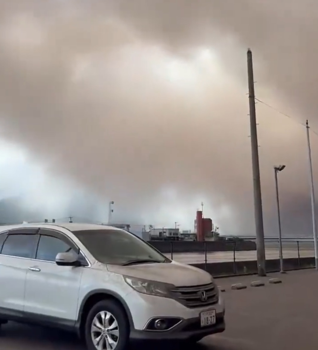日本樱岛火山喷发 大量火山灰飘到市中心 降雨变“灰雨” 街道、车辆都被覆盖 日本樱岛火山喷发 大量火山灰飘到市中心 降雨变“灰雨” 街道、车辆都被覆盖