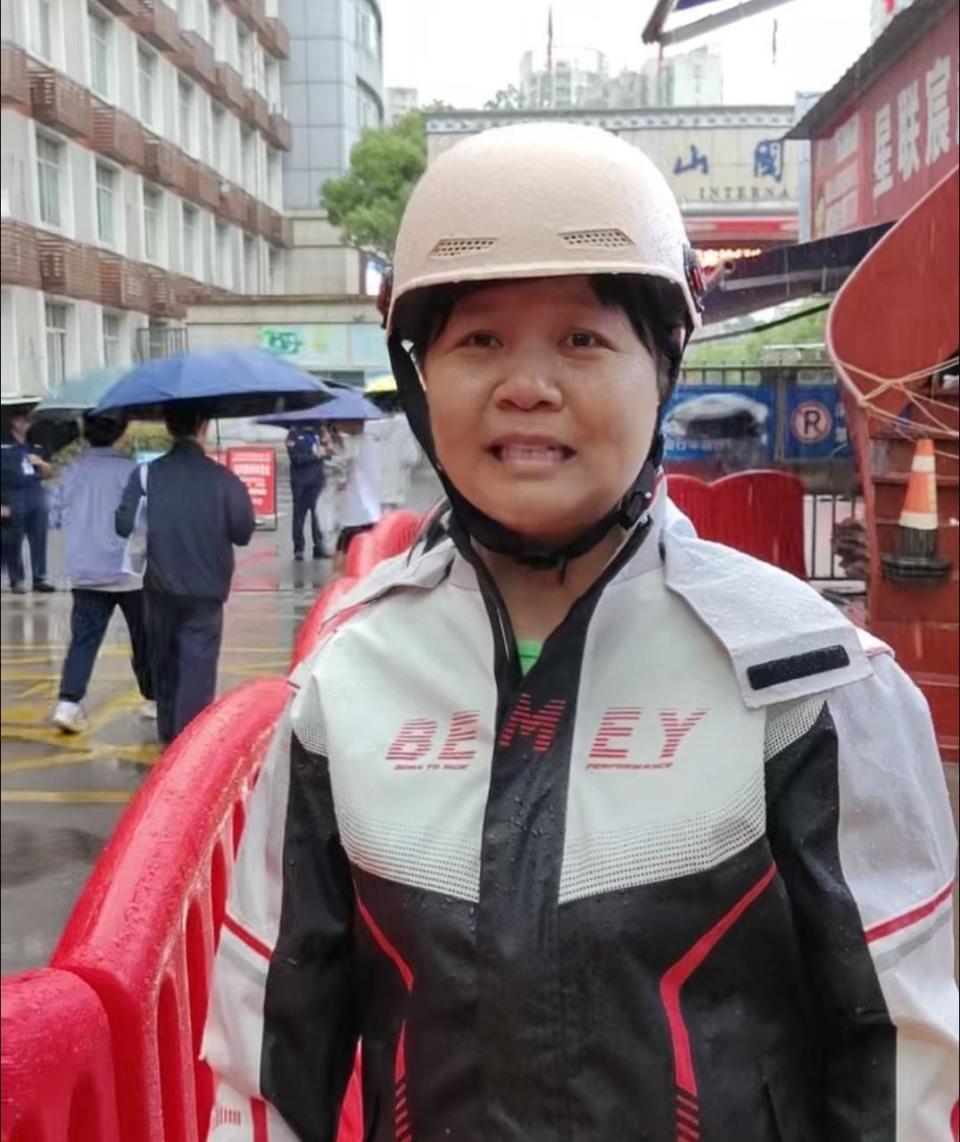 高考第二日，长沙爸妈担心堵车准备两套送考“方案”：爸爸开车送，妈妈冒雨骑车跟随