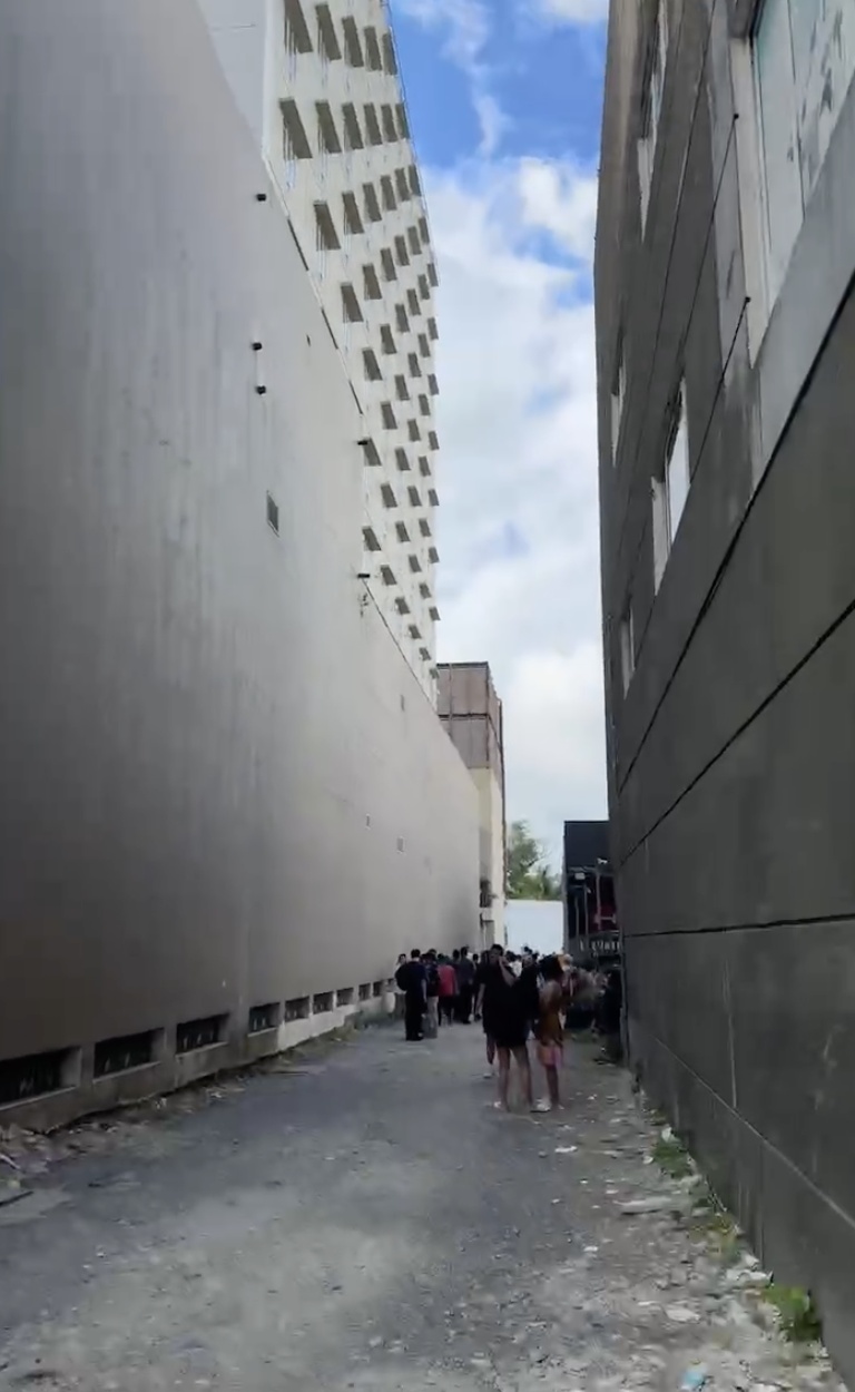菲律宾发生7.9级地震,亲历者:震动持续5分钟,收拾东西时被甩飞几次 菲律宾发生7.9级地震,亲历者:震动持续5分钟,收拾东西时被甩飞几次