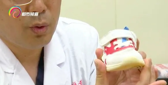 价格远超普通童鞋！高价机能鞋、学步鞋能防摔、矫正步态？医生：并无科学依据