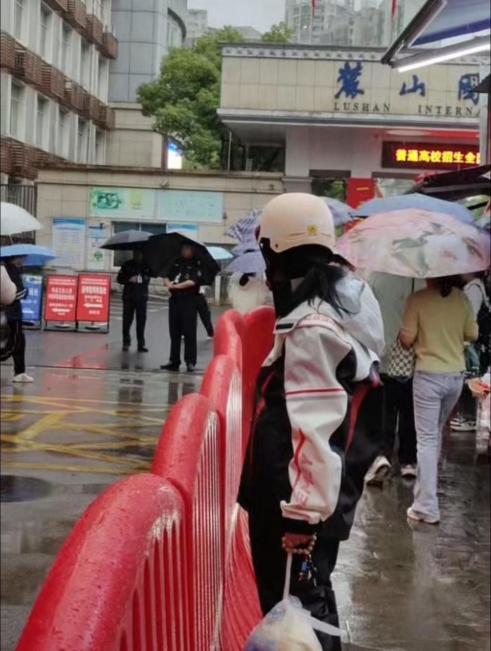 高考第二日，长沙爸妈担心堵车准备两套送考“方案”：爸爸开车送，妈妈冒雨骑车跟随