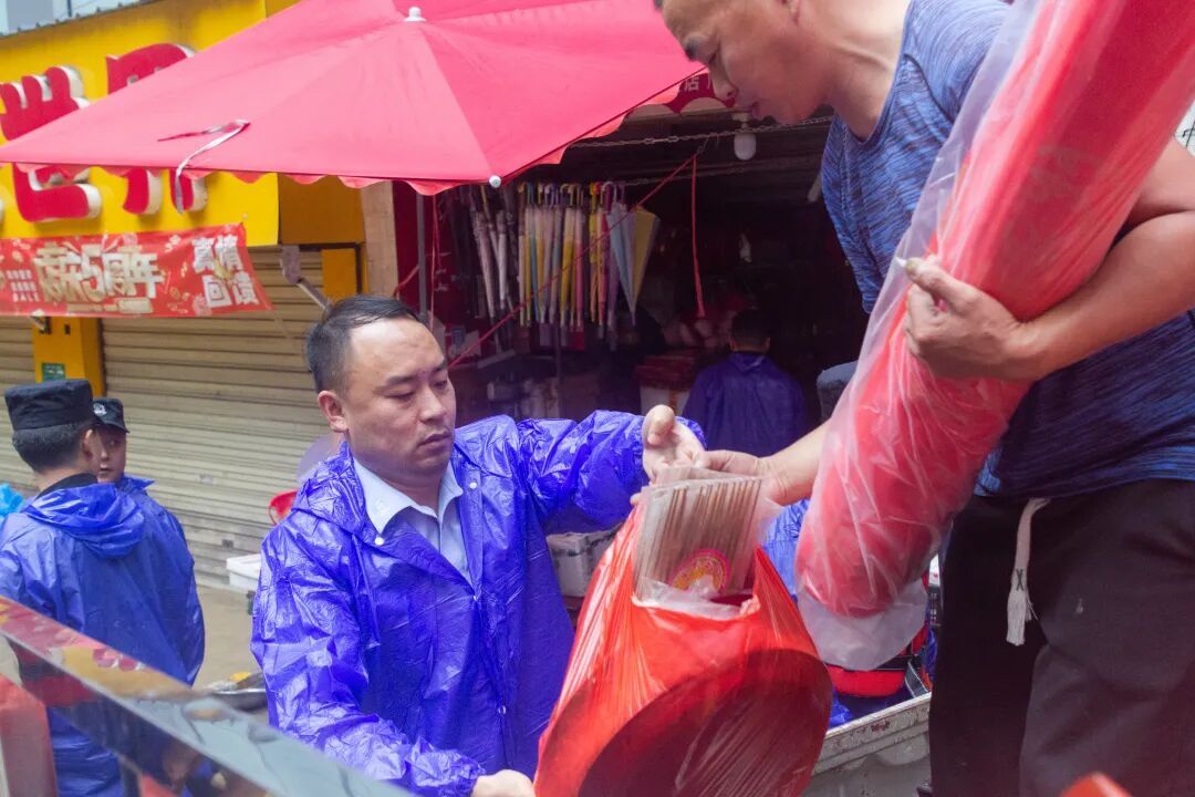 暴雨突袭！松桃公安奋战防汛救援一线