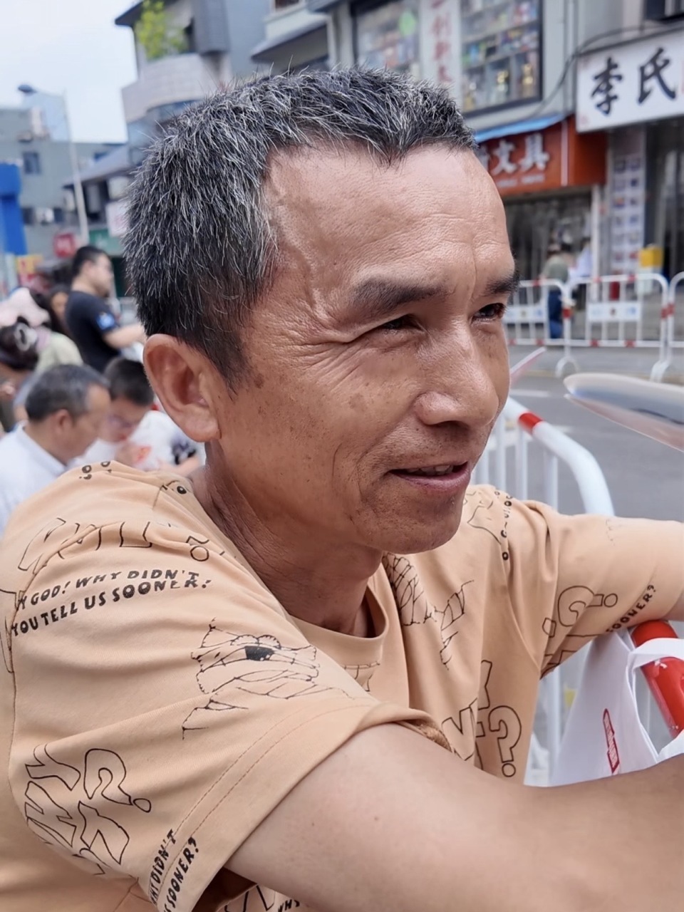 退休阿姨八年护考、工人从未高考却年年关注考题…高考首日，这些故事同样动人