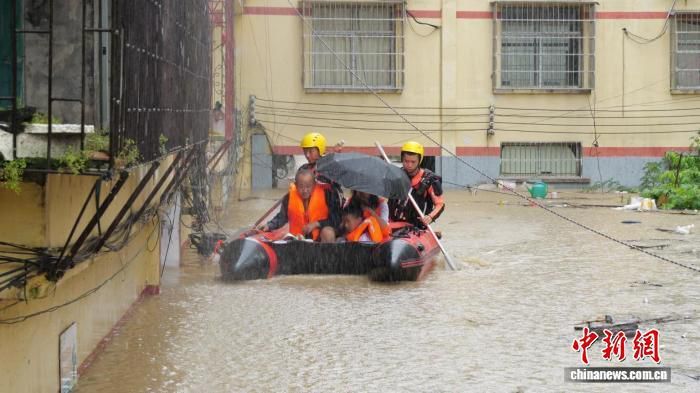 贵州多地遭受特大暴雨 已紧急转移上万人 贵州多地遭受特大暴雨 已紧急转移上万人