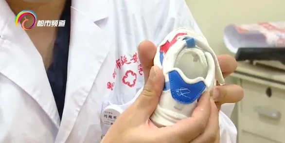 价格远超普通童鞋！高价机能鞋、学步鞋能防摔、矫正步态？医生：并无科学依据