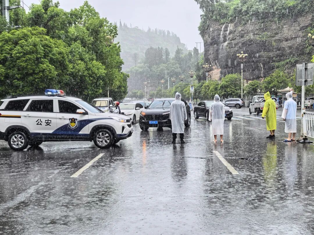 暴雨突袭！松桃公安奋战防汛救援一线