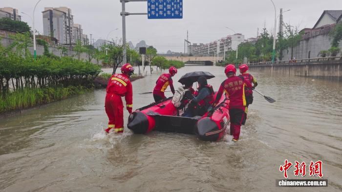 广西桂林遭遇暴雨突袭 交警消防护航高考学子赶考 广西桂林遭遇暴雨突袭 交警消防护航高考学子赶考