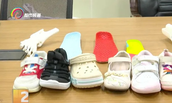 价格远超普通童鞋！高价机能鞋、学步鞋能防摔、矫正步态？医生：并无科学依据