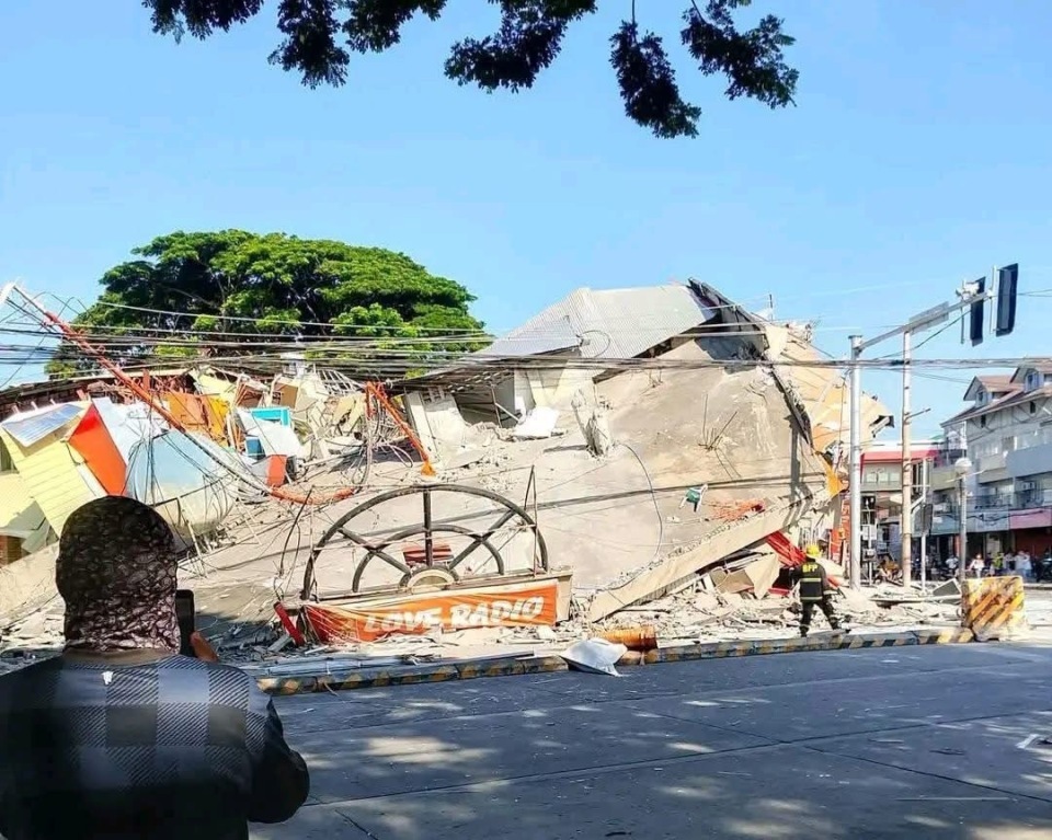 菲律宾发生7.9级地震,亲历者:震动持续5分钟,收拾东西时被甩飞几次 菲律宾发生7.9级地震,亲历者:震动持续5分钟,收拾东西时被甩飞几次