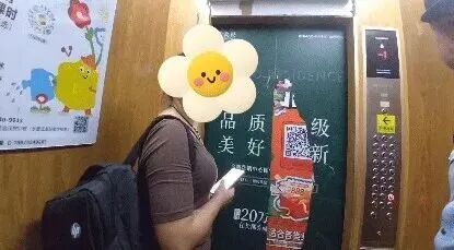 生死一线!男童悬空窗外,民警托举施救 生死一线!男童悬空窗外,民警托举施救