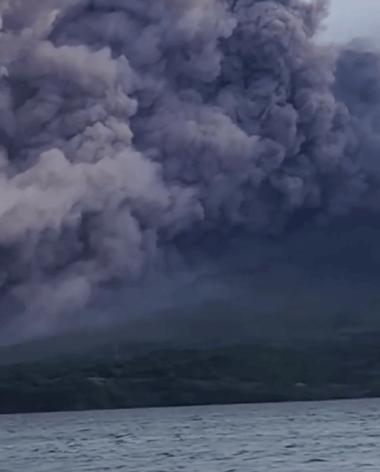 日本樱岛火山喷发 大量火山灰飘到市中心 降雨变“灰雨” 街道、车辆都被覆盖 日本樱岛火山喷发 大量火山灰飘到市中心 降雨变“灰雨” 街道、车辆都被覆盖