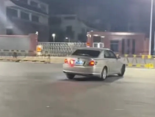 吕某璐（男，29岁），深夜在高考考点门前，故意驾车漂移炫技、制造轰鸣噪音，行拘10日
