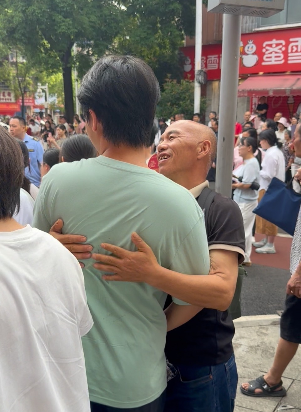 近六旬父亲守护小儿子高考，大儿子因白血病去世，父子三人为校友，希望孩子飞得更远