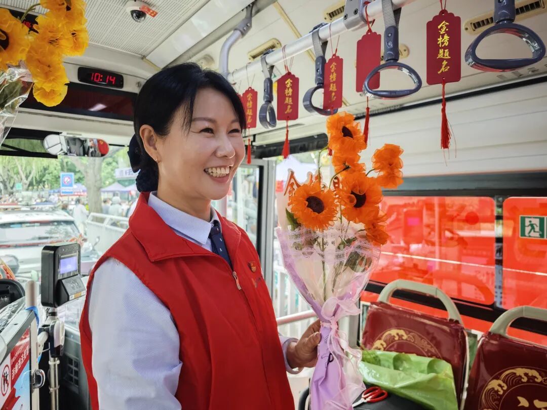 高考锦鲤请上车!郑州女车长开公交送了13年高考考生 高考锦鲤请上车!郑州女车长开公交送了13年高考考生