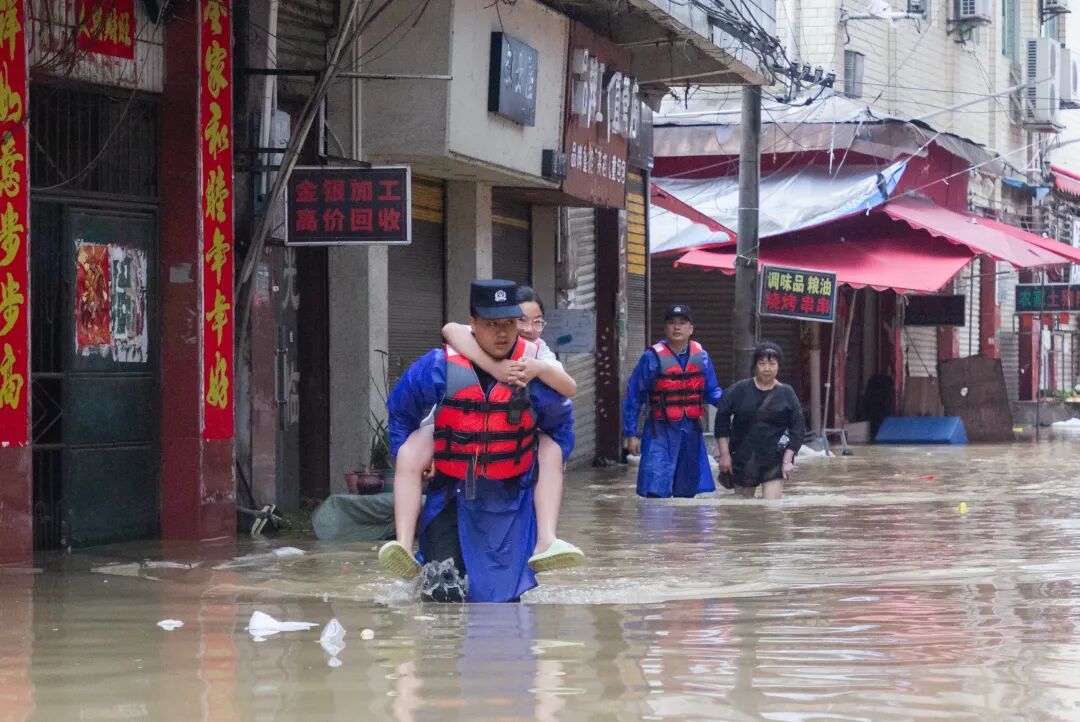 暴雨突袭！松桃公安奋战防汛救援一线