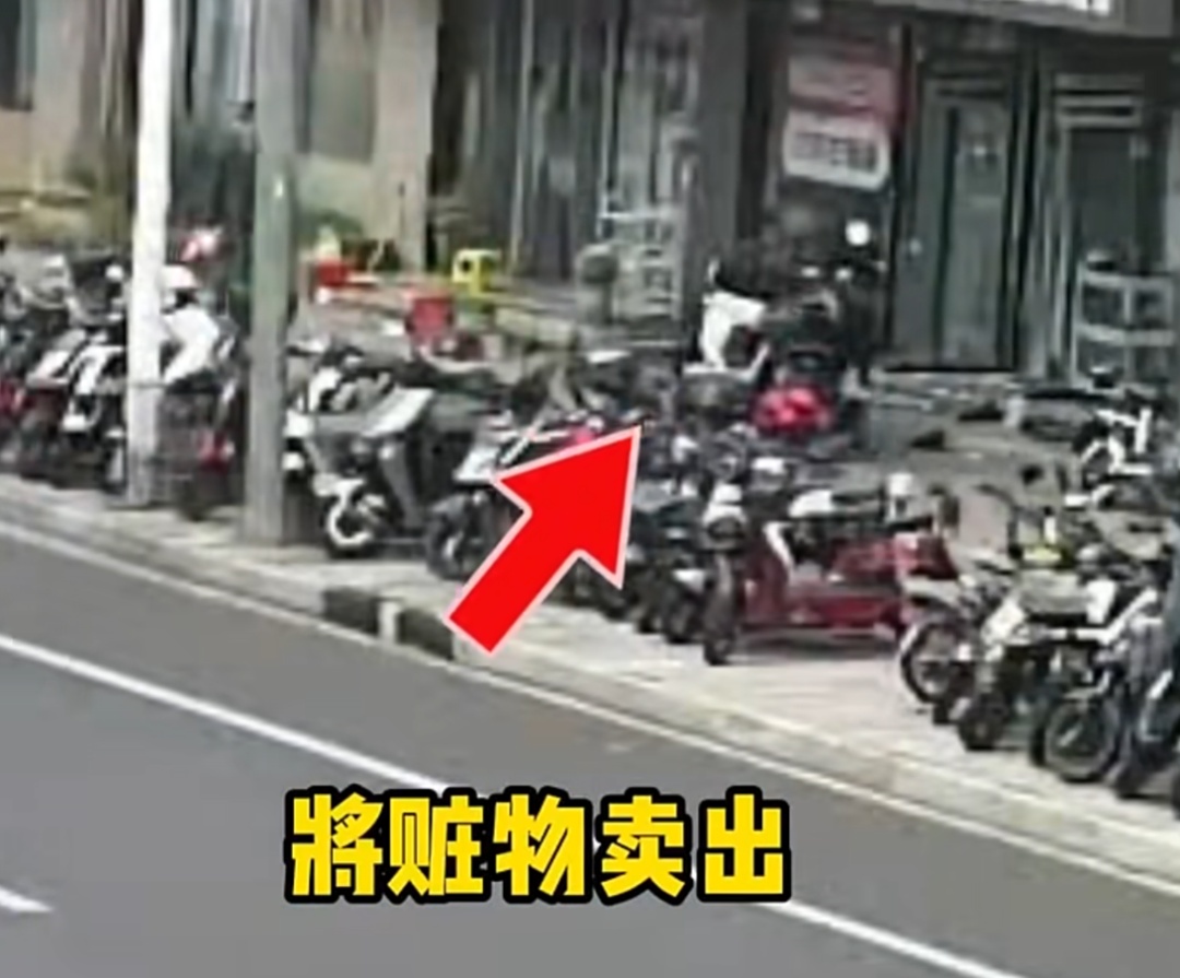 太嚣张！上海街头男子连偷4辆车，车主都没做这件事！网友：我也经常忘...