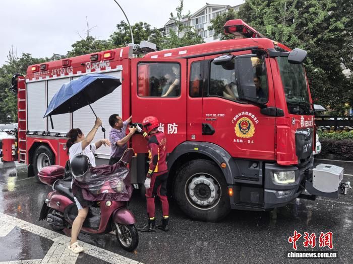 广西桂林遭遇暴雨突袭 交警消防护航高考学子赶考 广西桂林遭遇暴雨突袭 交警消防护航高考学子赶考