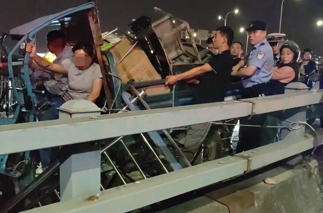 合肥一跨河大桥突发,众人冲了上去 合肥一跨河大桥突发,众人冲了上去