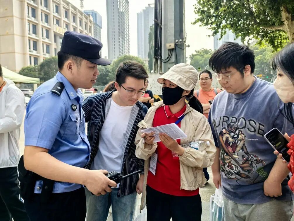 刚上任的98后法治副校长:在家门口护考,心里有底 刚上任的98后法治副校长:在家门口护考,心里有底