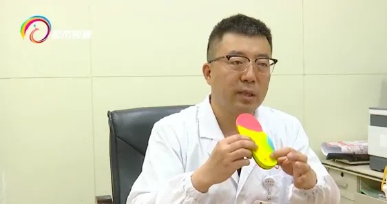 价格远超普通童鞋！高价机能鞋、学步鞋能防摔、矫正步态？医生：并无科学依据