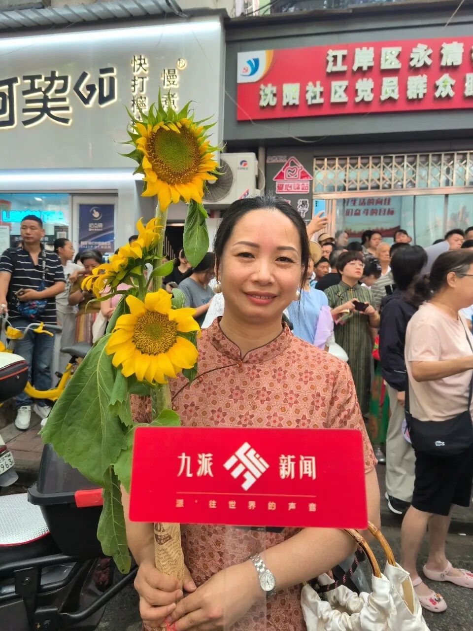 80岁老人亲手种2米向日葵为外孙女高考打气，3个月精心培育，妈妈从农村带到考场外